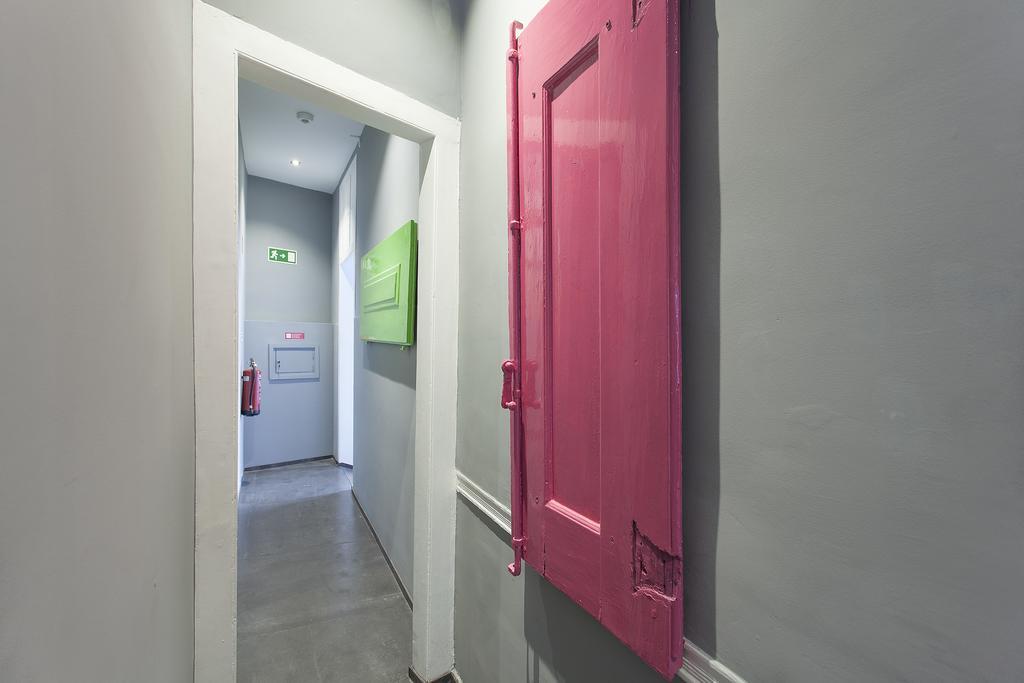 5 Sins Chiado Hostel Lisbon Exterior photo
