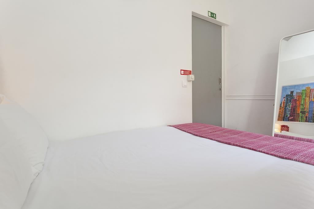 5 Sins Chiado Hostel Lisbon Room photo