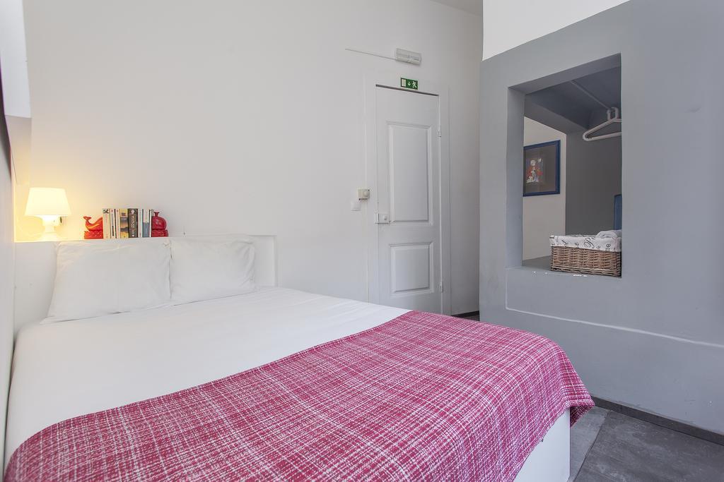 5 Sins Chiado Hostel Lisbon Room photo